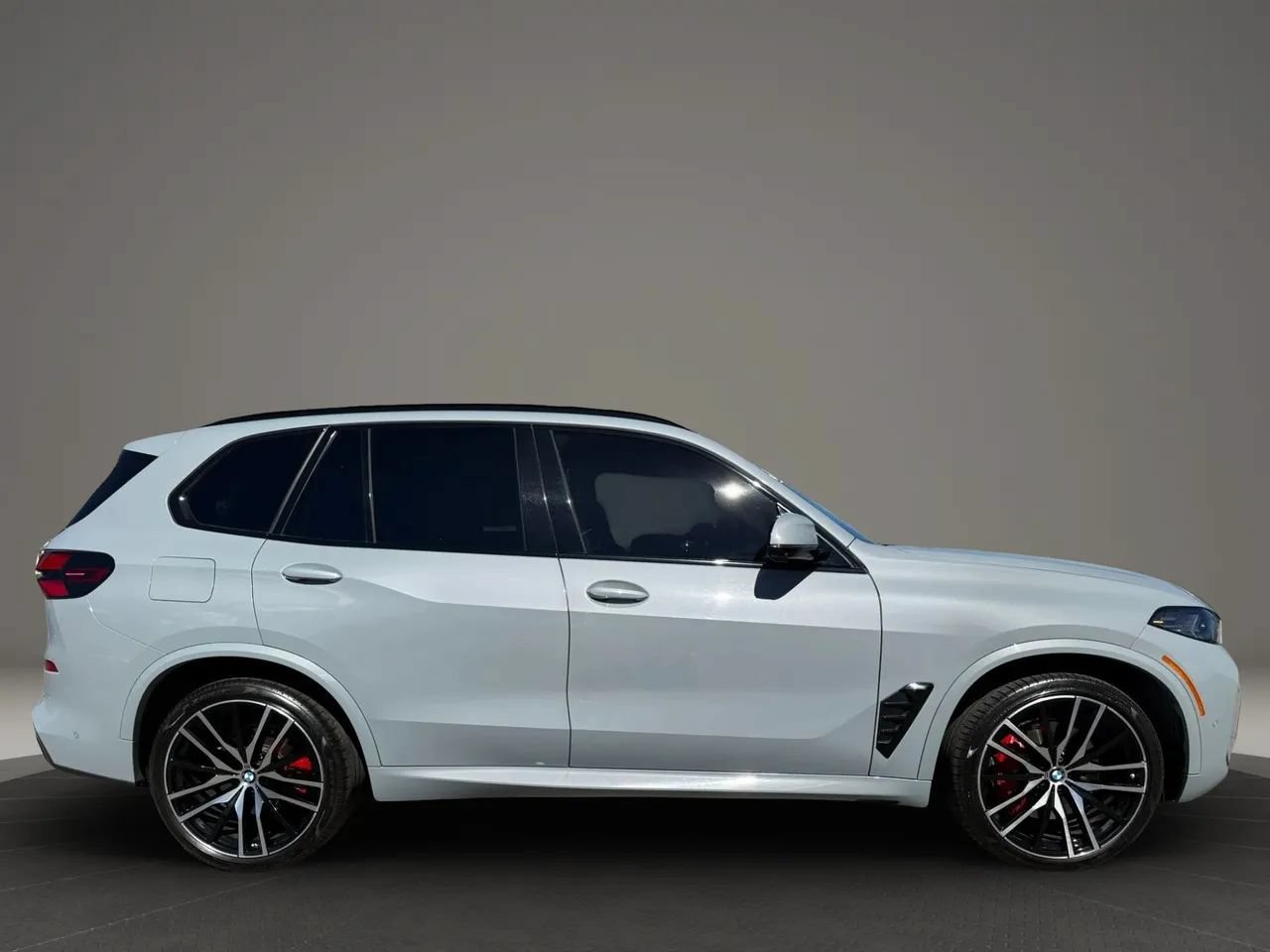 Used 2024 BMW X5 xDrive40i w/ M Sport Package AWD/4WD image 5