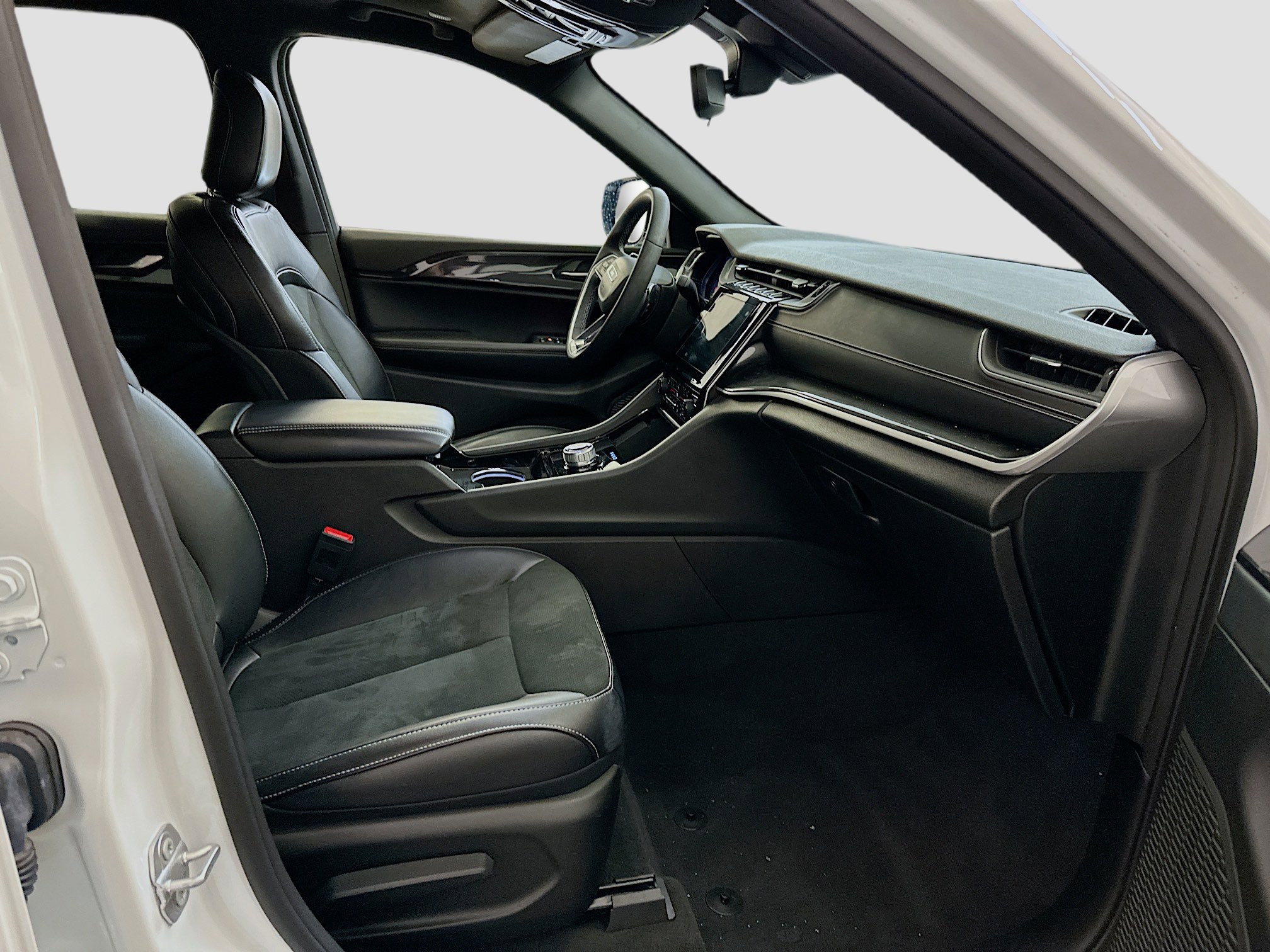 Used 2023 Jeep Grand Cherokee L Laredo image 34