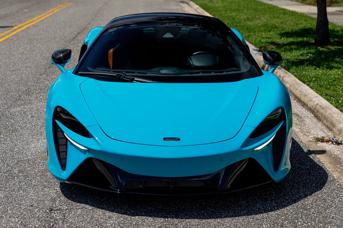 Used 2023 McLaren Artura RWD image 3