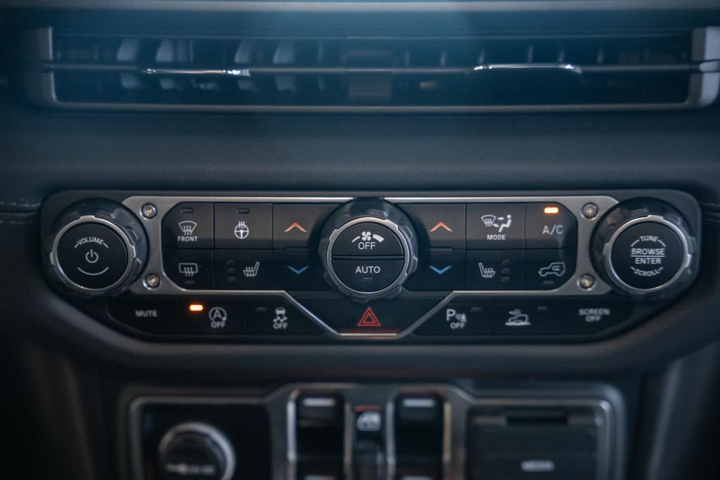 Used 2024 Jeep Gladiator Rubicon AWD/4WD image 23