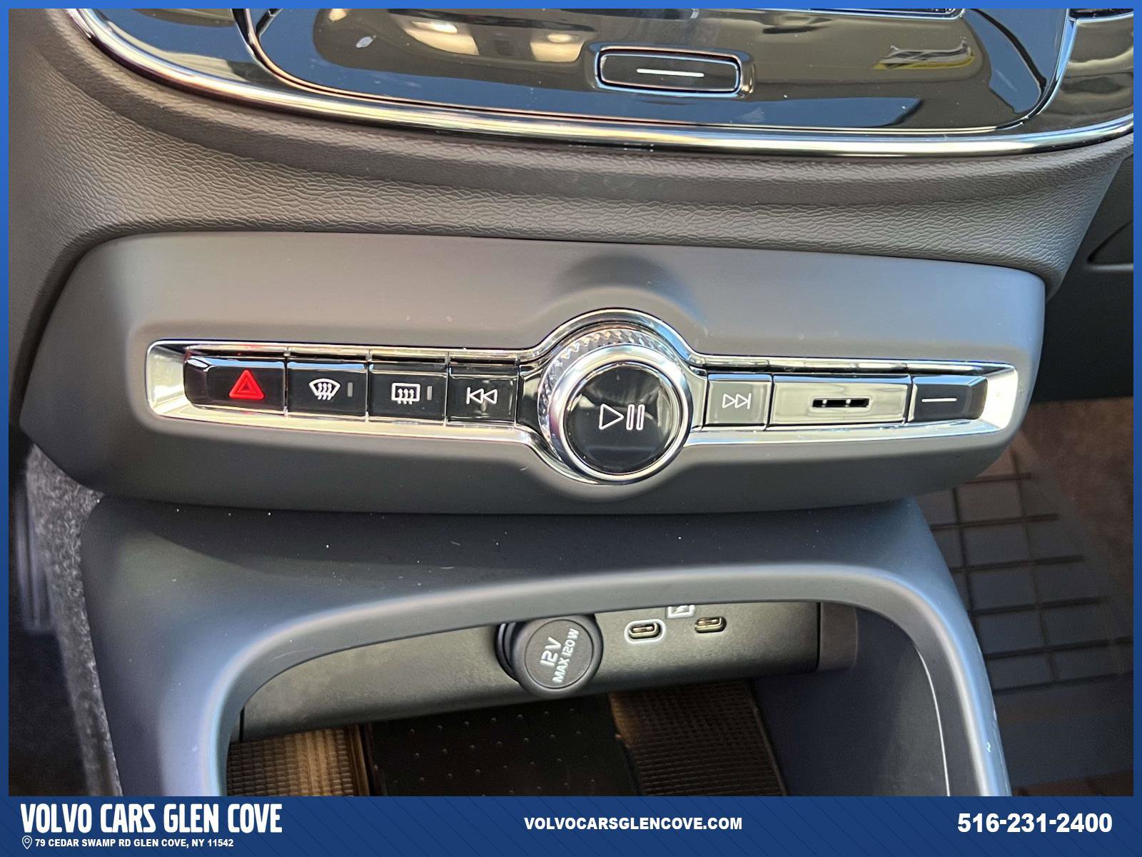 Used 2025 Volvo XC40 B5 Ultra w/ Protection Package Premier image 30