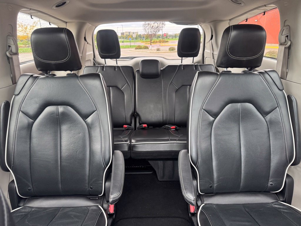 Used 2023 Chrysler Pacifica Limited FWD image 29