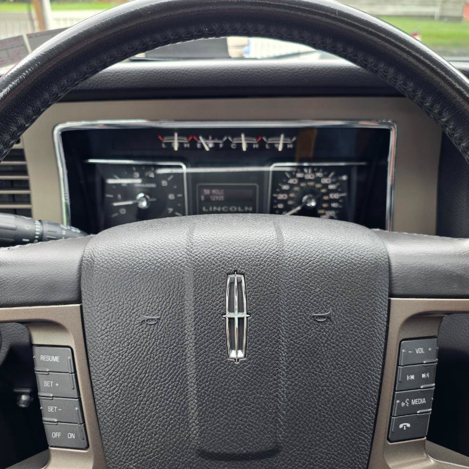 Used 2014 Lincoln Navigator 4WD image 15