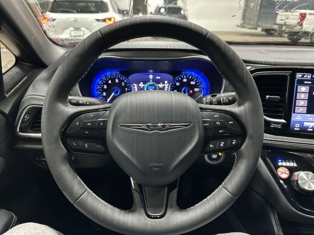Used 2025 Chrysler Pacifica Limited image 15