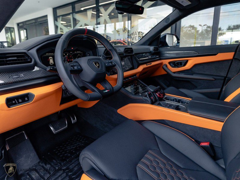 Used 2025 Lamborghini Urus SE image 26