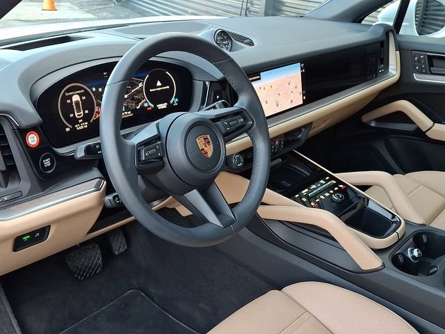 Certified 2026 Porsche Cayenne E-Hybrid Coupe AWD/4WD image 4