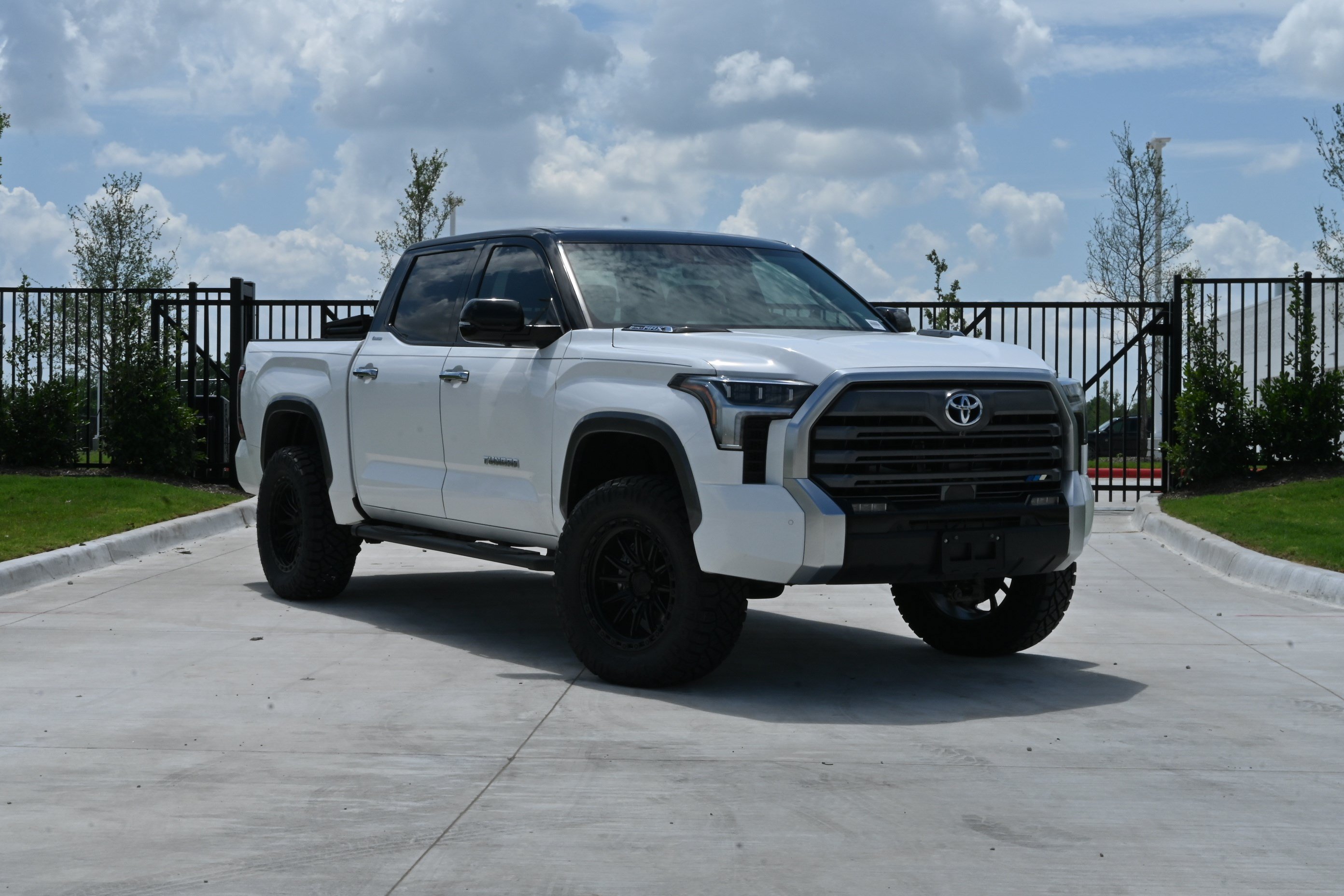 Used 2024 Toyota Tundra Limited AWD/4WD image 36