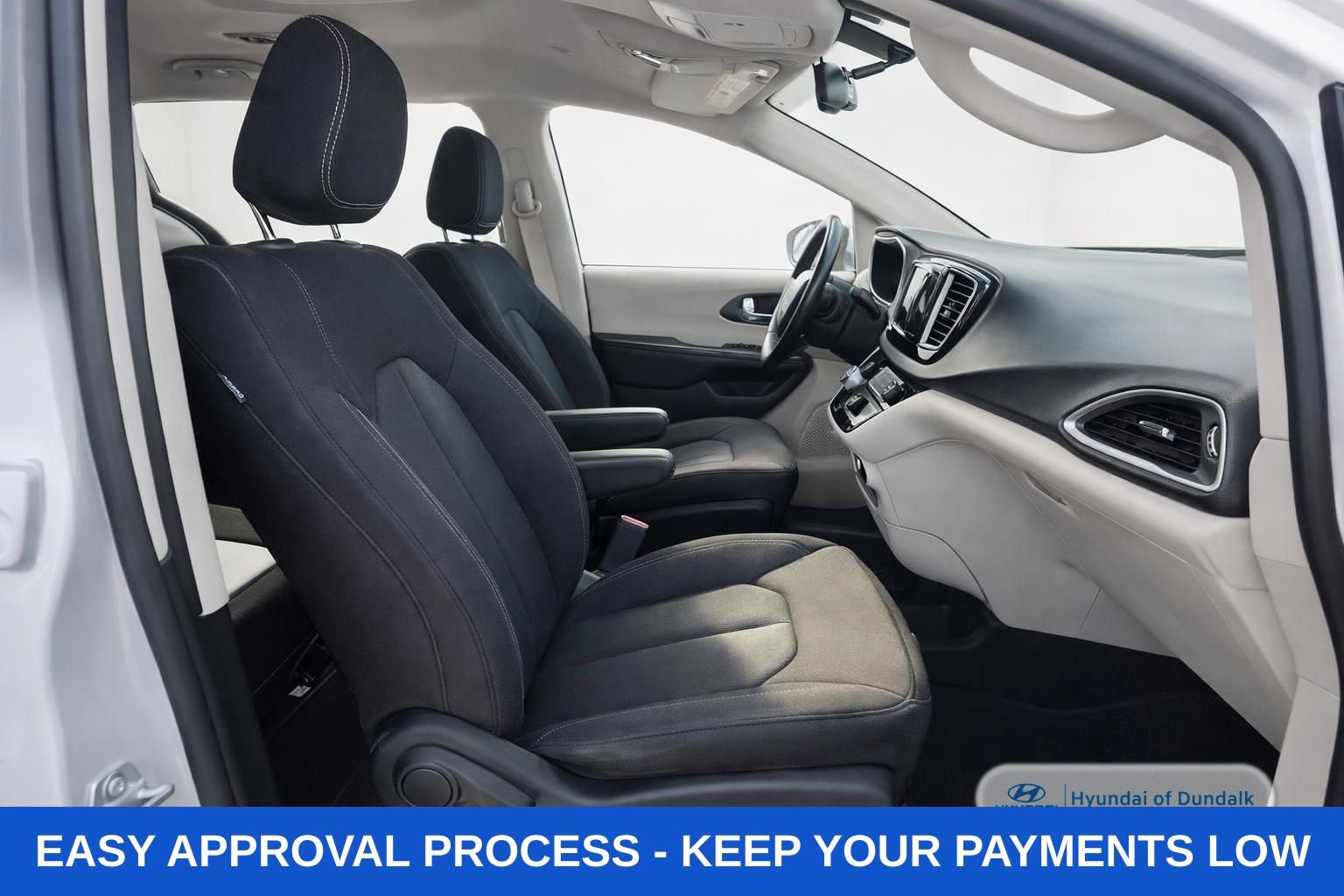 Used 2022 Chrysler Voyager LX image 22