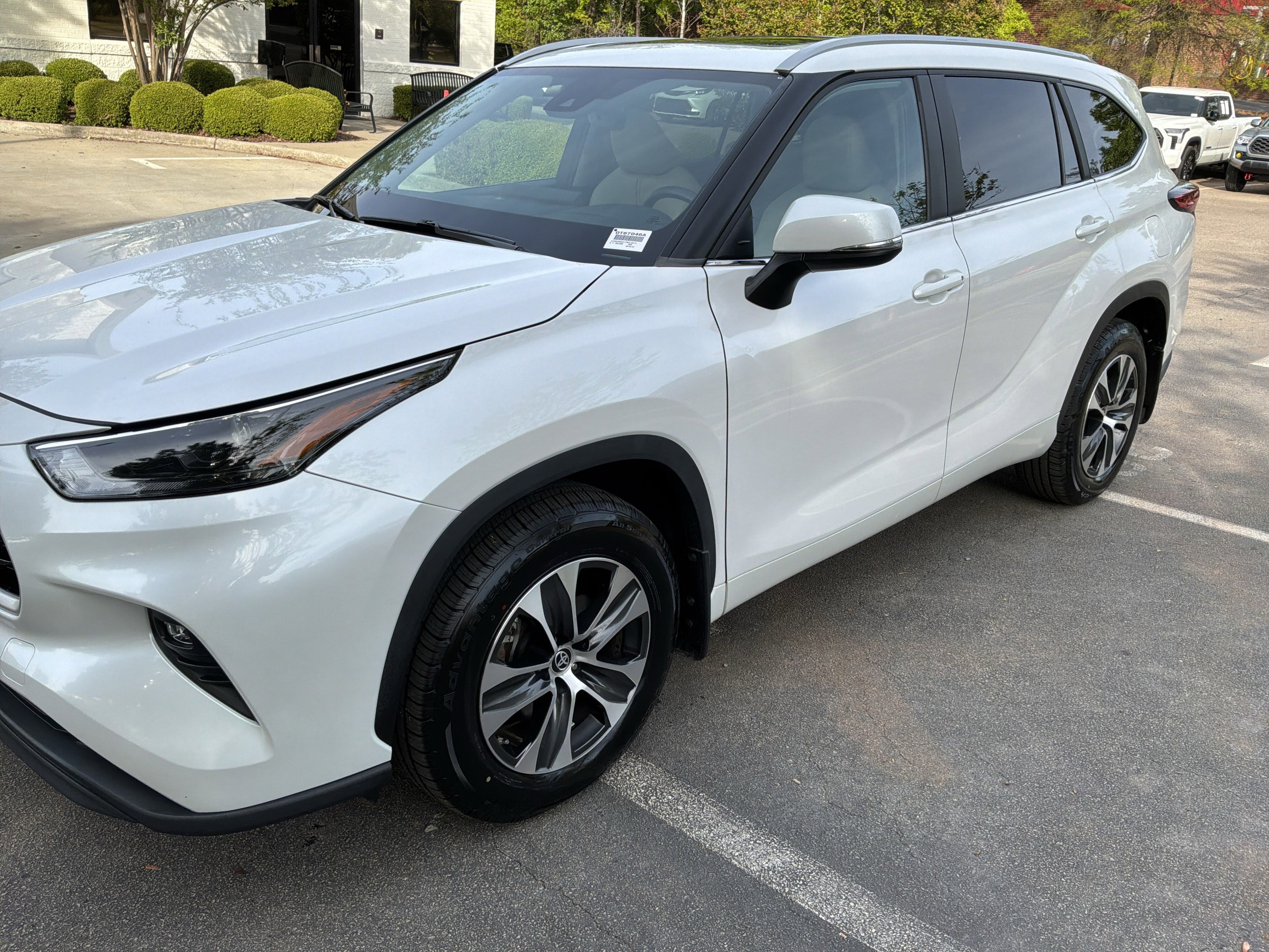 Used 2023 Toyota Highlander XLE image 5