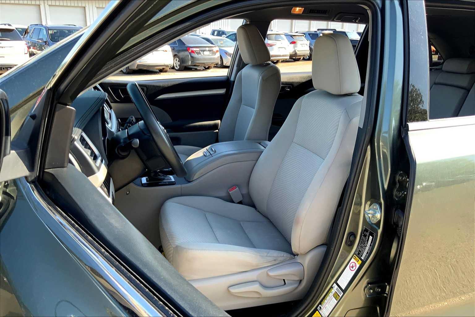 Used 2019 Toyota Highlander LE FWD image 8