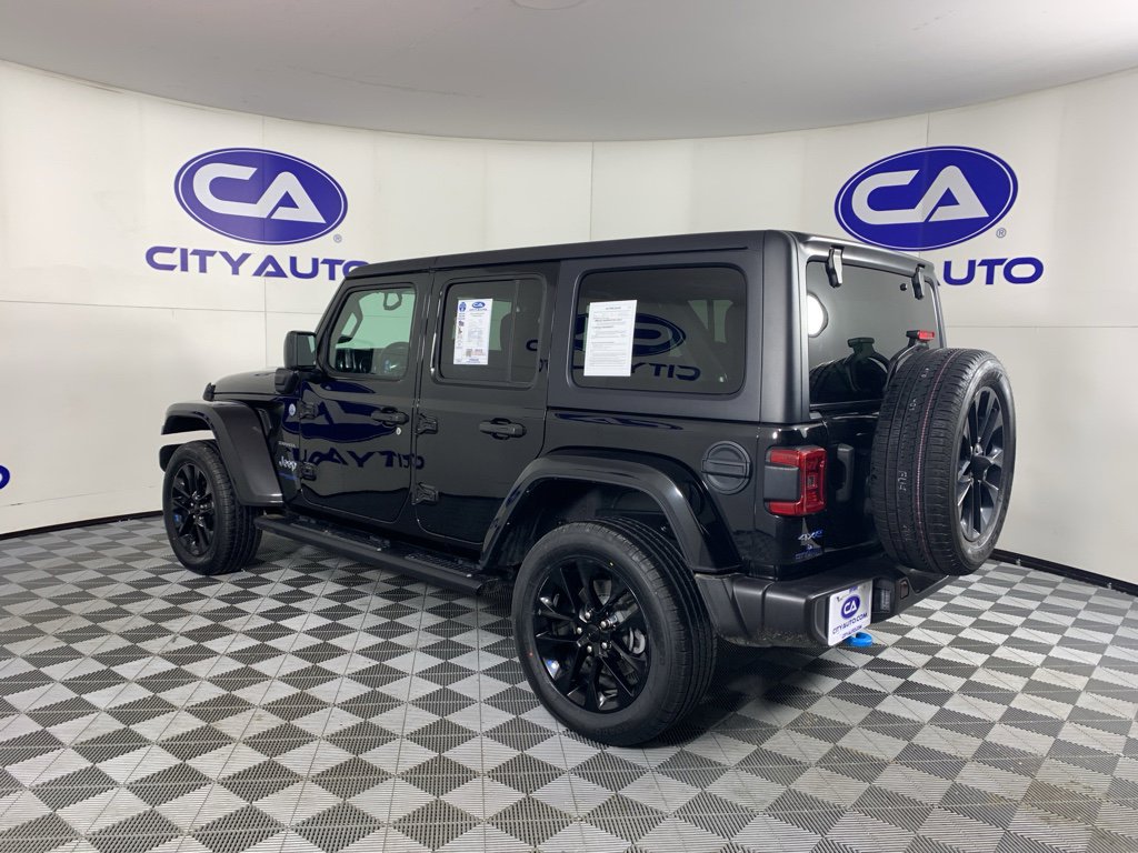 Used 2022 Jeep Wrangler Unlimited Sahara w/ Cold Weather Group image 5