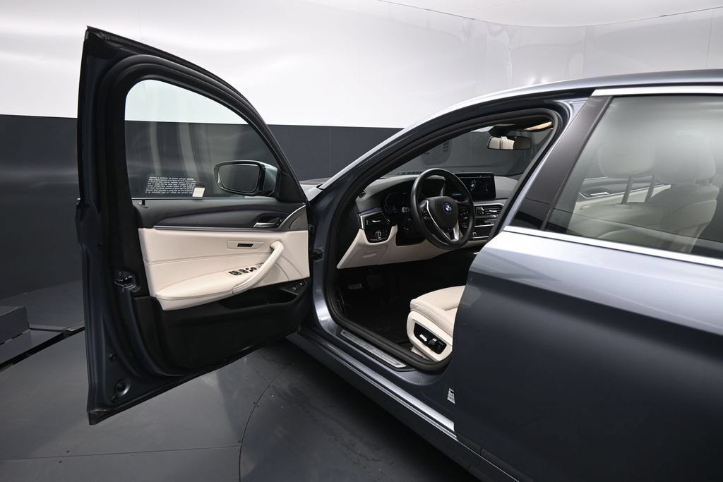 Used 2022 BMW 530e w/ Convenience Package RWD image 9