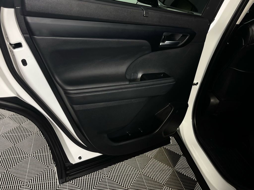 Used 2025 Toyota Highlander XLE image 24