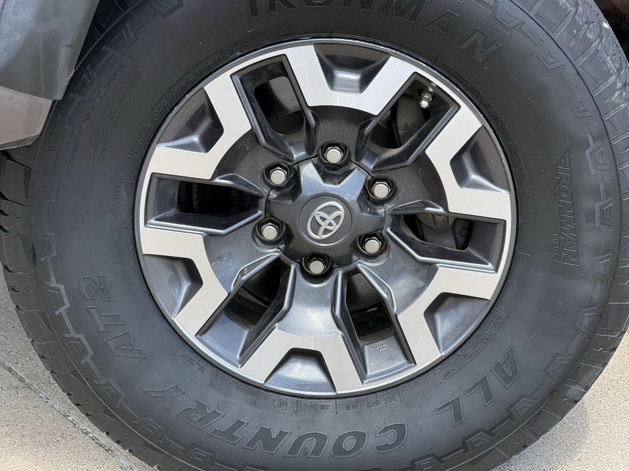 Used 2018 Toyota Tacoma TRD Off-Road AWD/4WD image 9