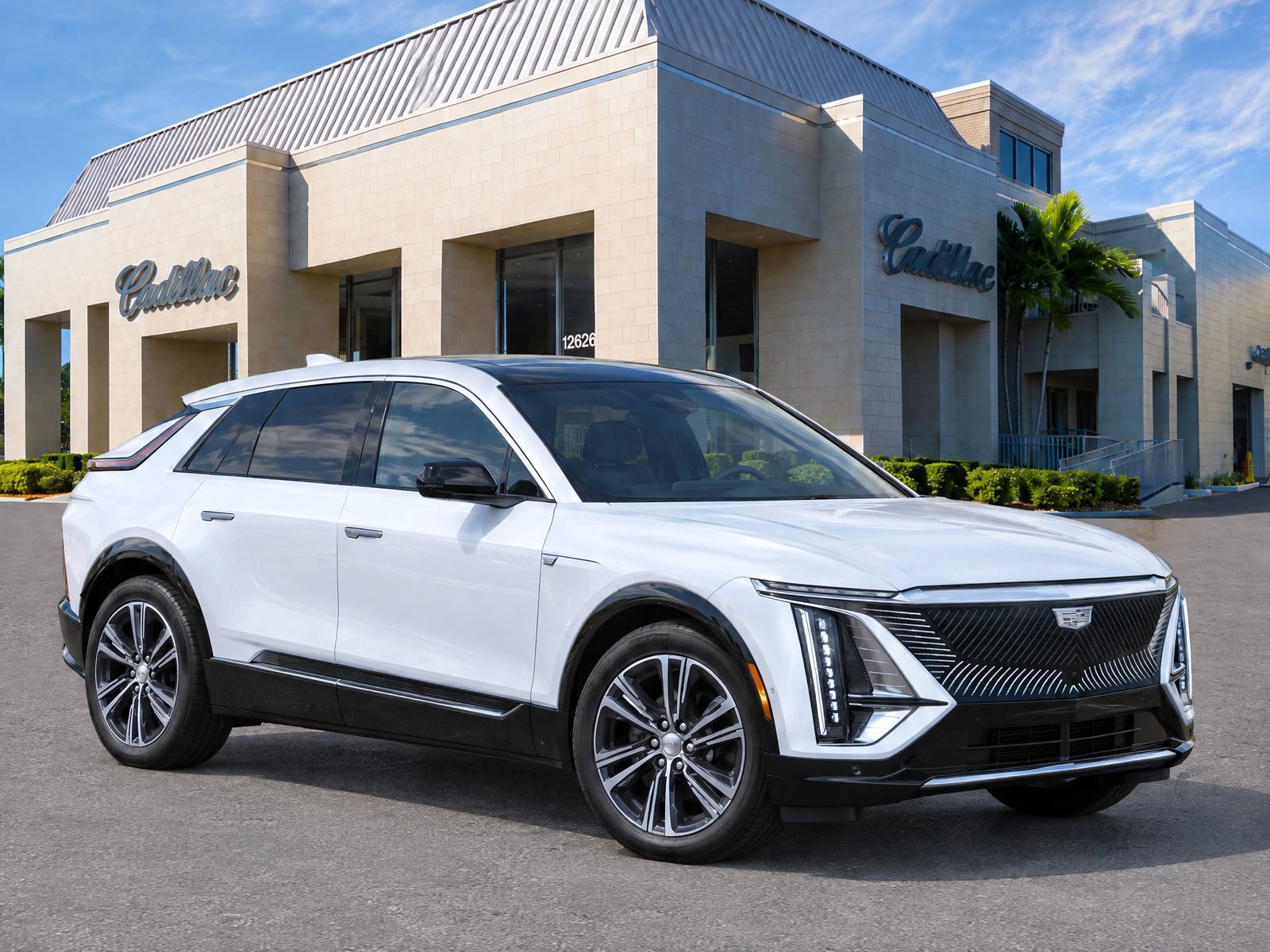 Used 2024 Cadillac Lyriq Luxury RWD image 2