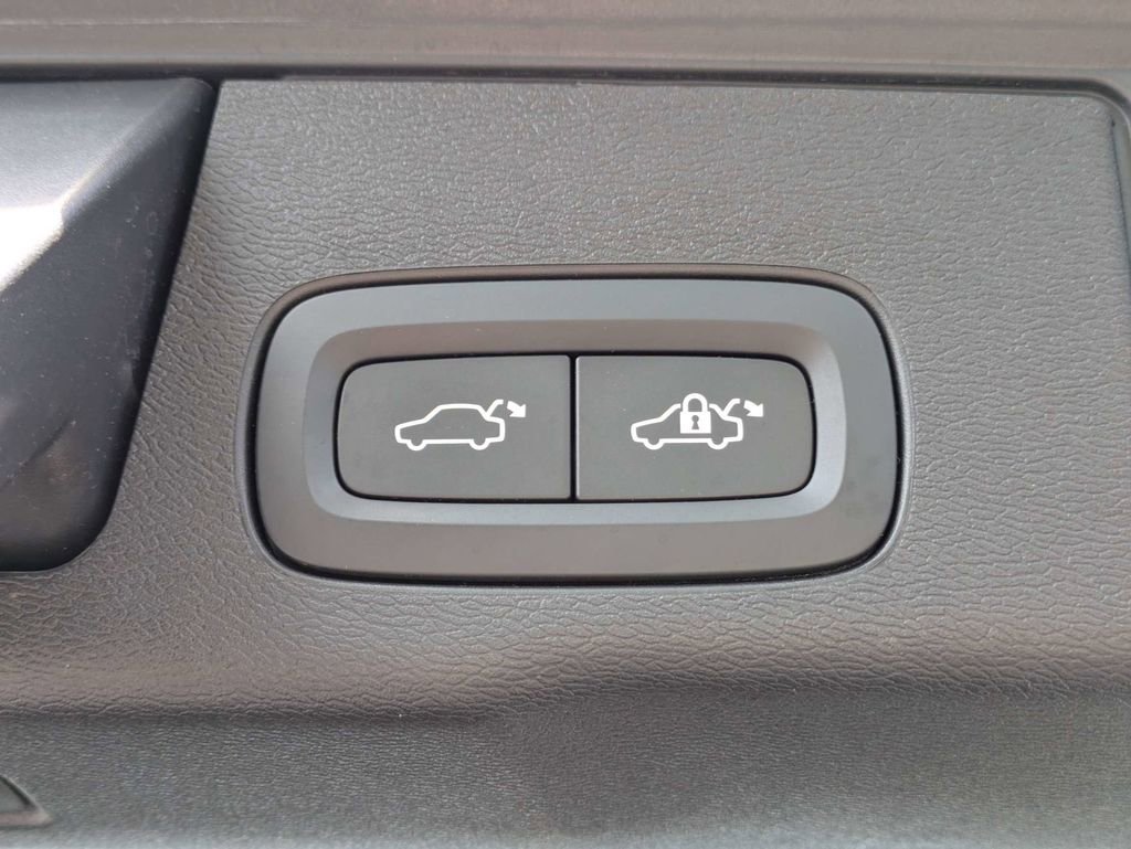 Certified 2022 Volvo XC60 B5 Momentum FWD image 14