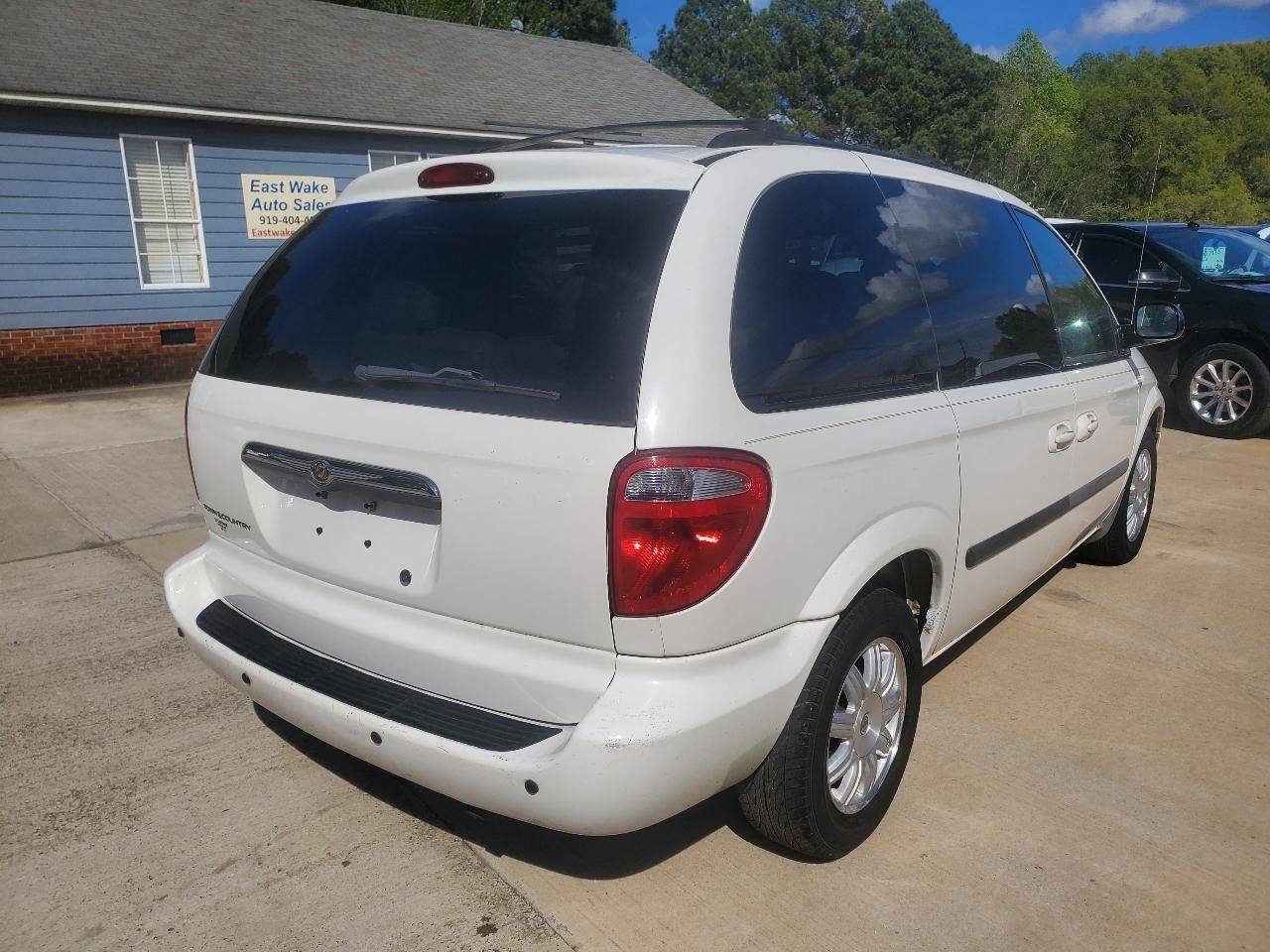 Used 2006 Chrysler Town & Country Limited w/ Popular Equipment Group I FWD image 9