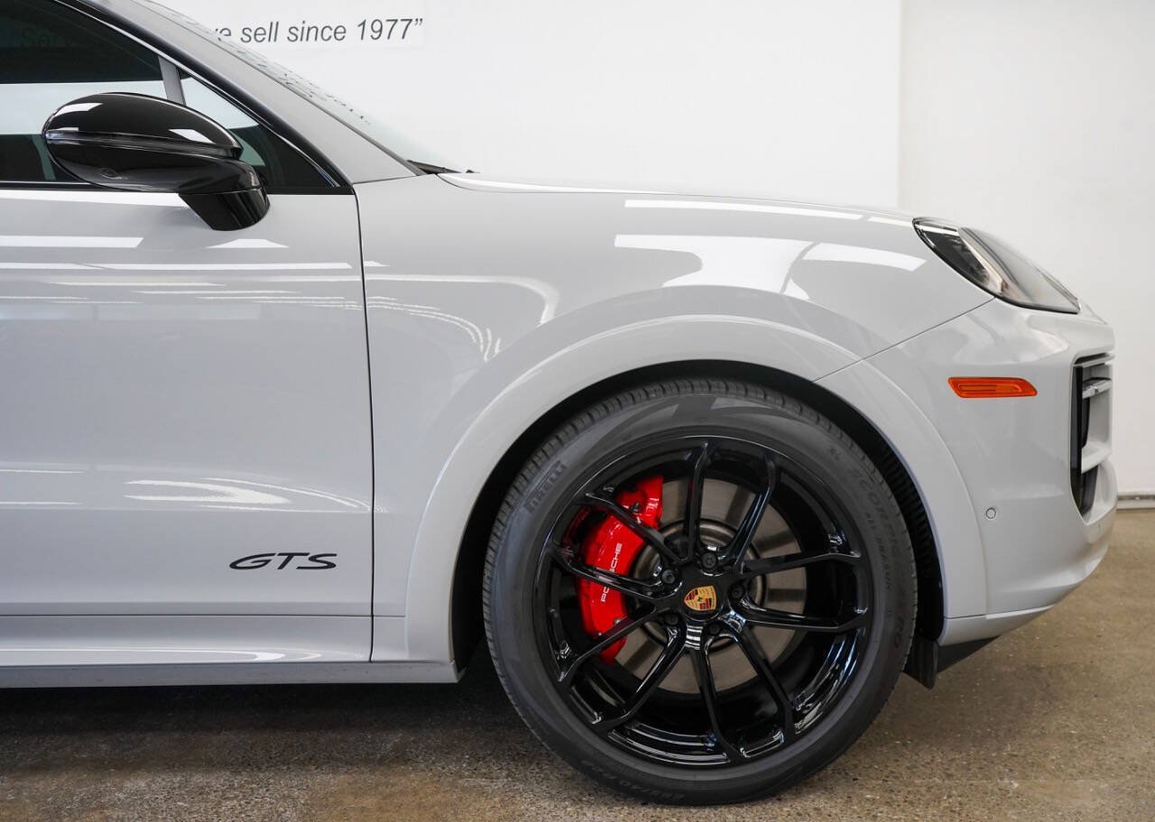 Used 2025 Porsche Cayenne GTS AWD/4WD image 18