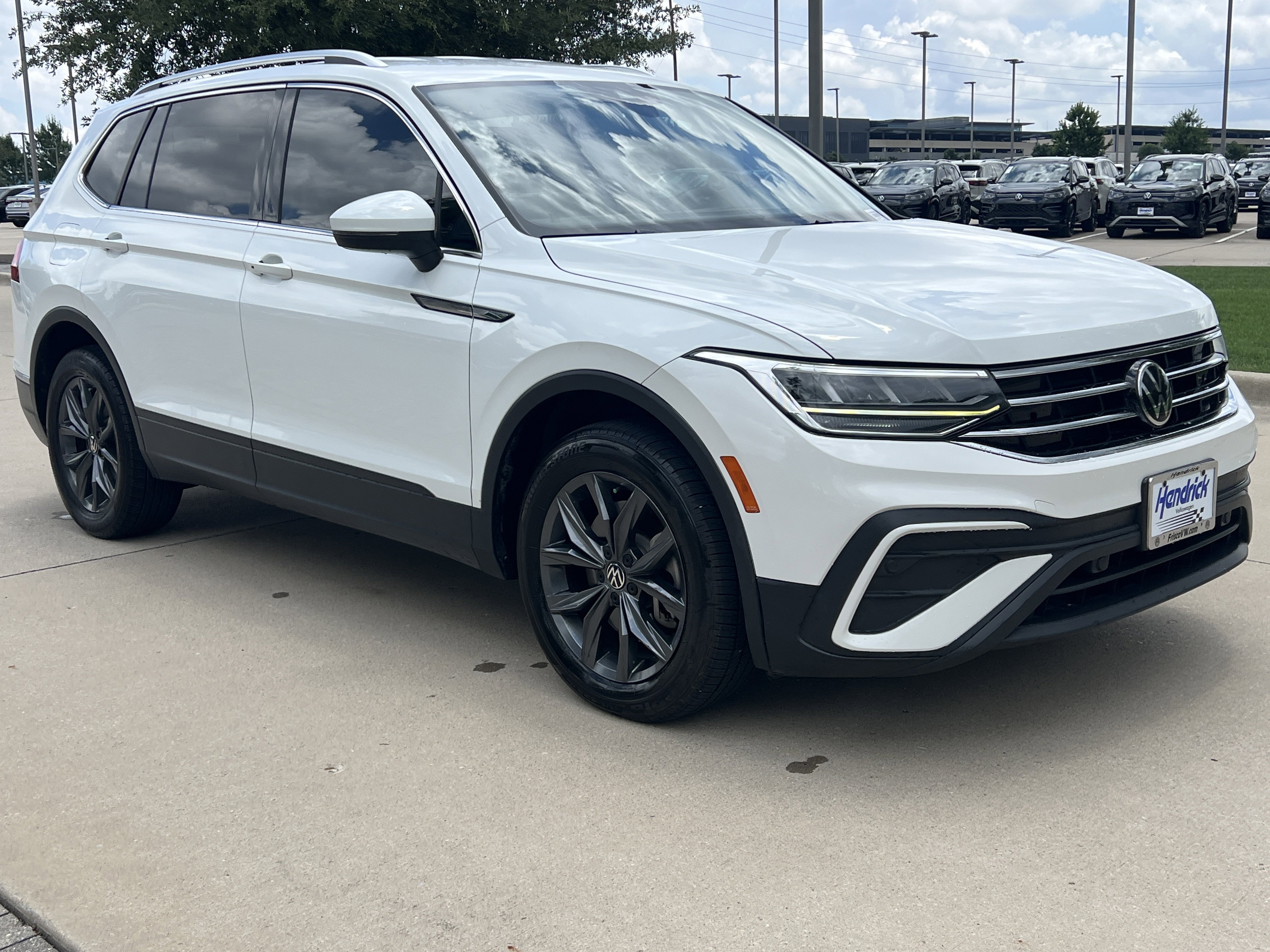Used 2022 Volkswagen Tiguan SE FWD image 3