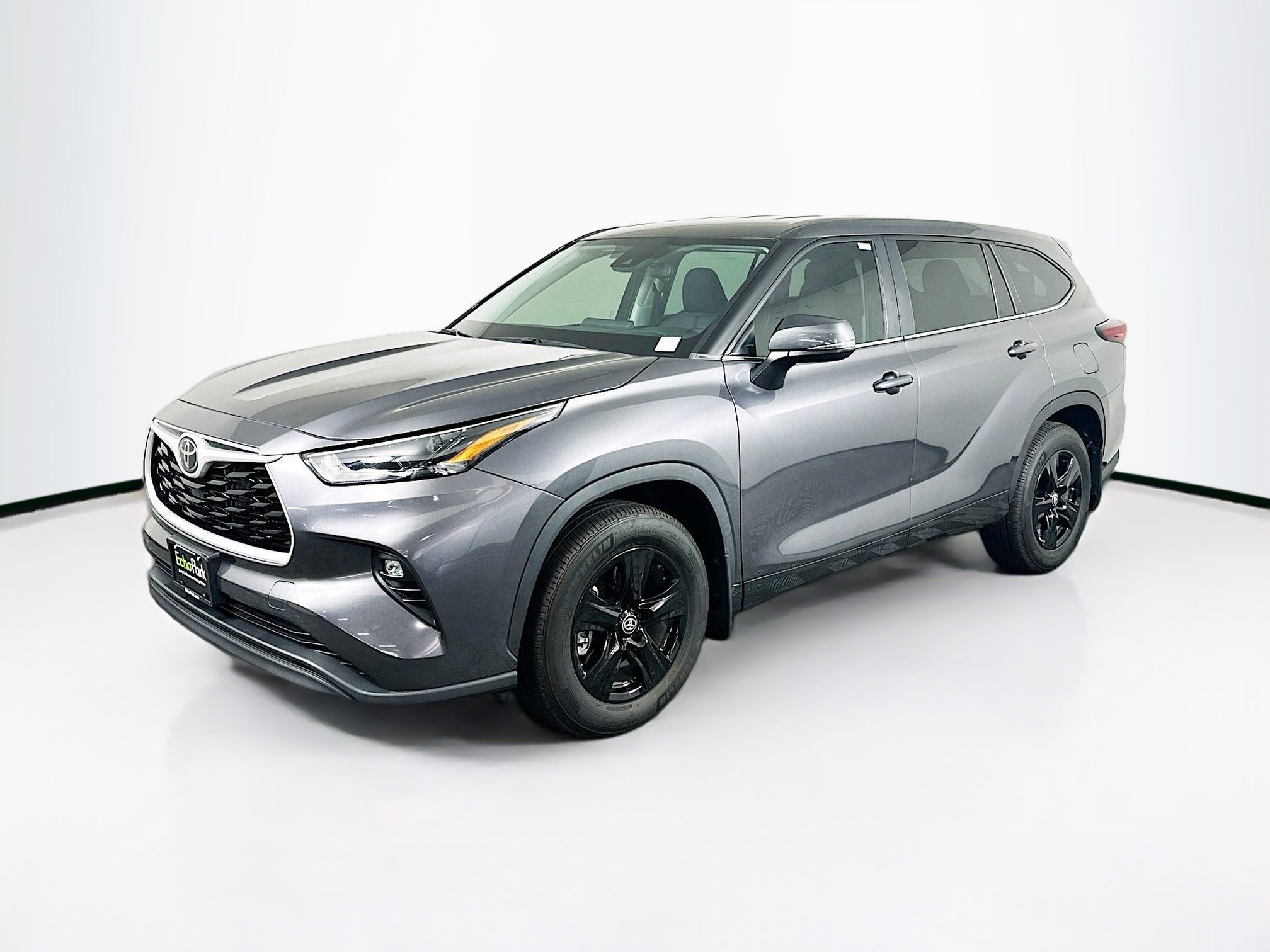 Used 2024 Toyota Highlander LE image 3