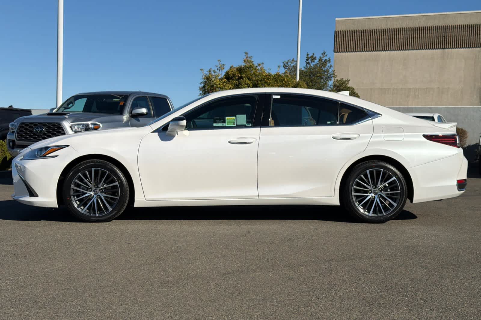Certified 2025 Lexus ES 300h w/ Premium Package FWD image 9