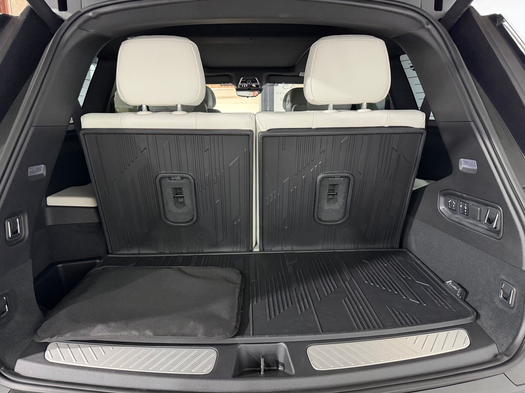 New 2026 Cadillac Vistiq Sport w/ LPO, Floor Liner Package AWD/4WD image 21