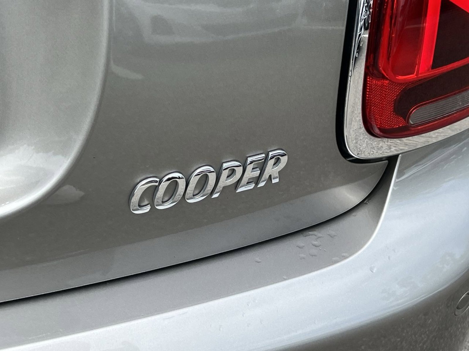 Used 2020 MINI Cooper 4-Door Hardtop w/ Storage Package image 33