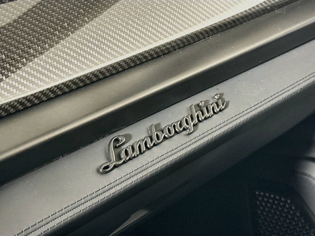 Used 2025 Lamborghini Urus SE AWD/4WD image 24