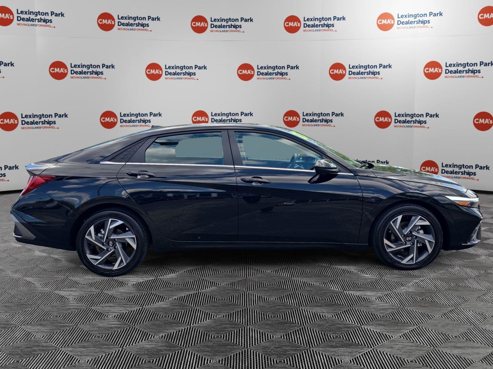 Used 2025 Hyundai Elantra SEL image 8