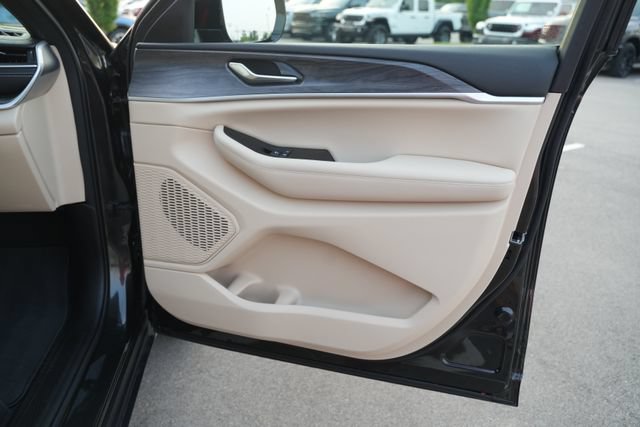 Used 2023 Jeep Grand Cherokee L Limited w/ Luxury Tech Group II RWD image 21