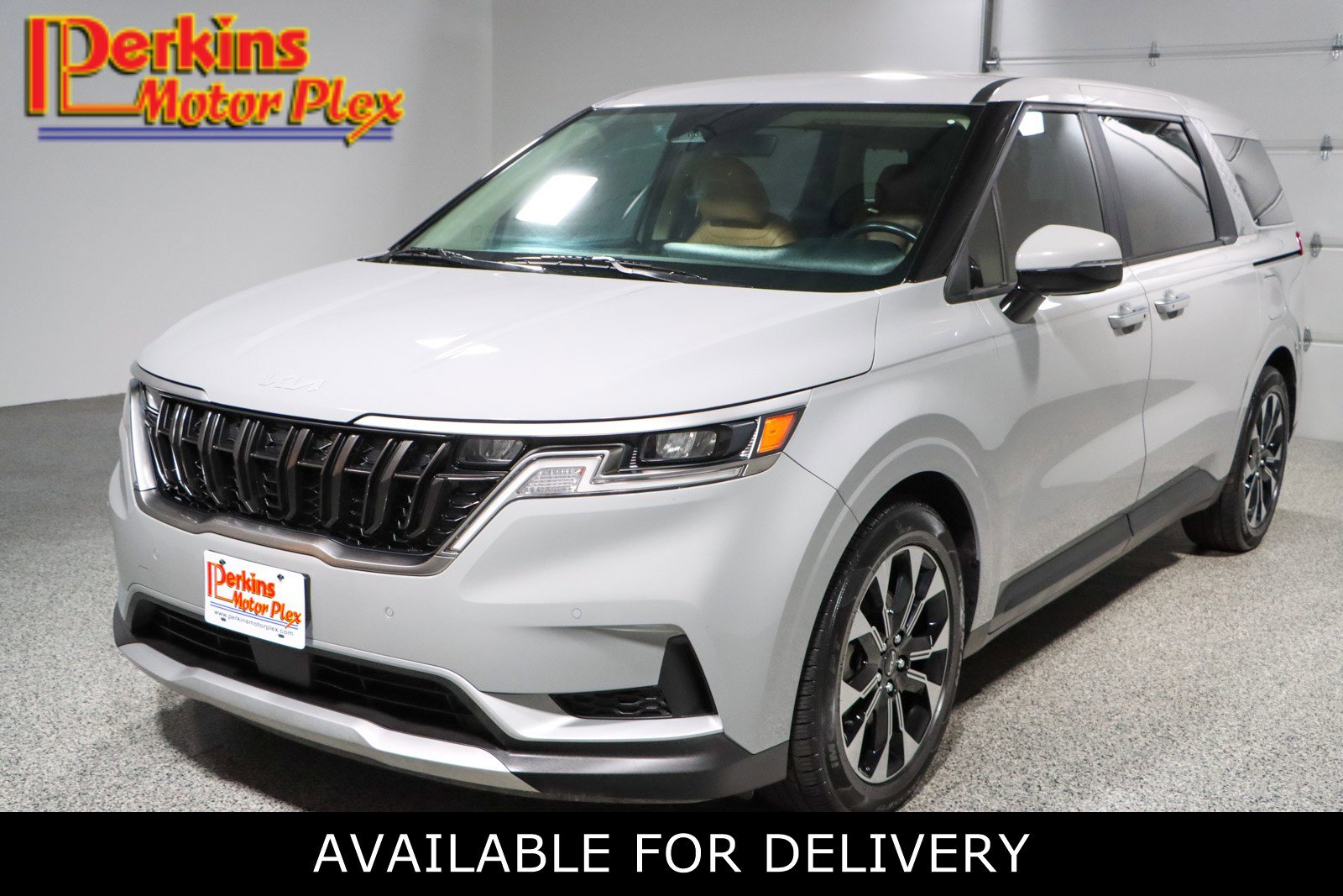 Used 2024 Kia Carnival EX image 1