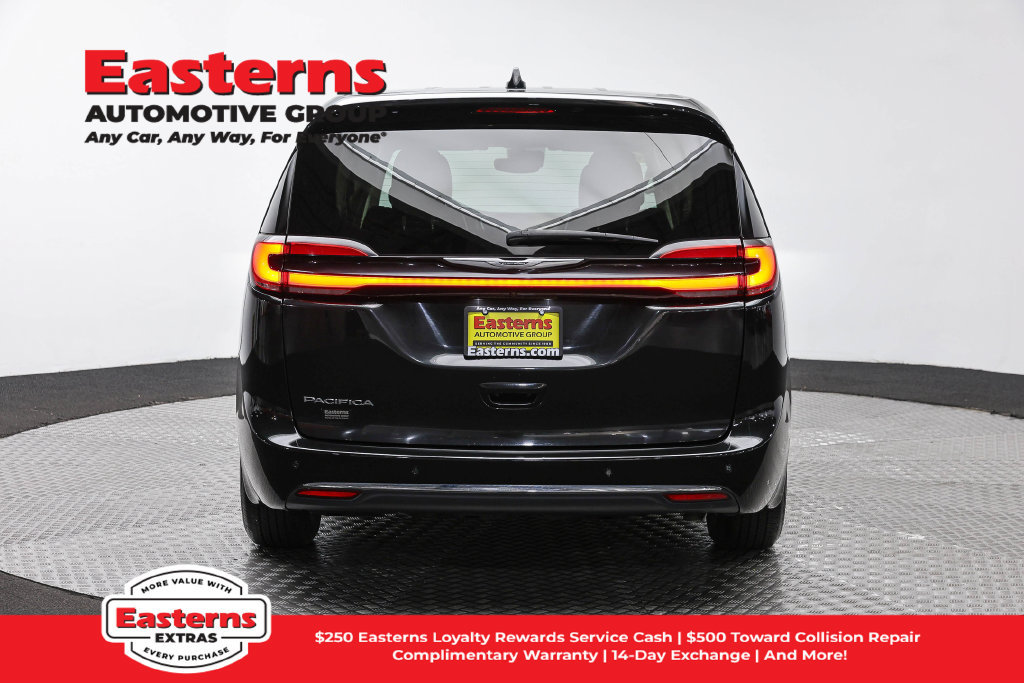 Used 2023 Chrysler Pacifica Touring-L FWD image 7