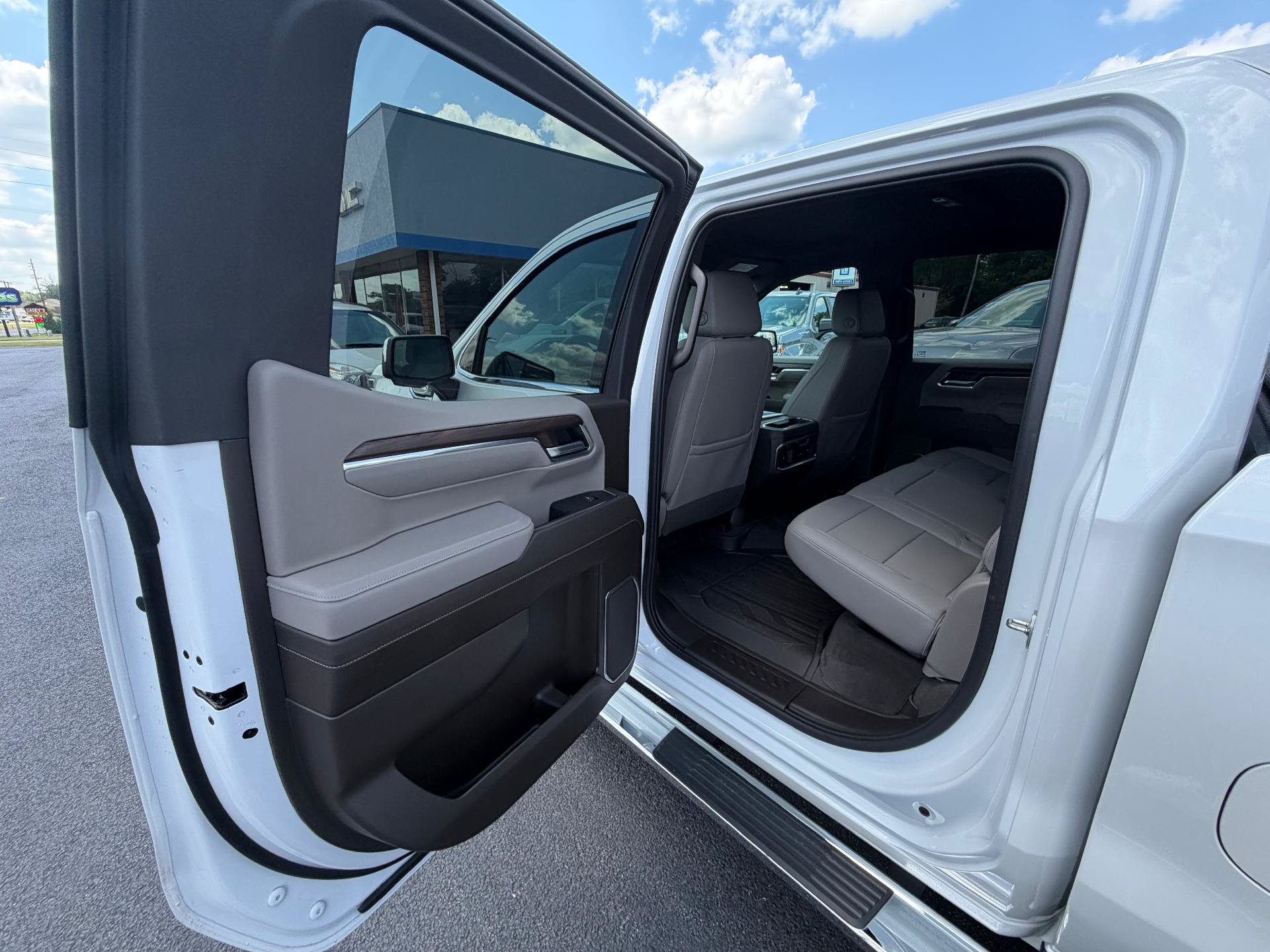 Used 2024 GMC Sierra 1500 SLT w/ SLT Premium Plus Package AWD/4WD image 10