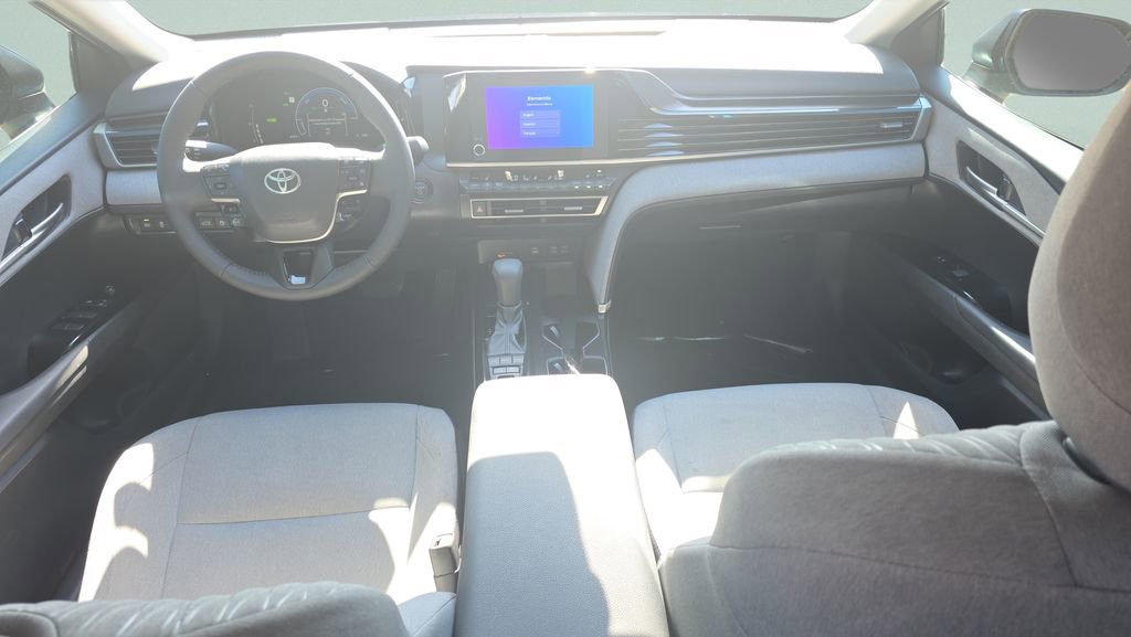 Used 2025 Toyota Camry Hybrid FWD image 11