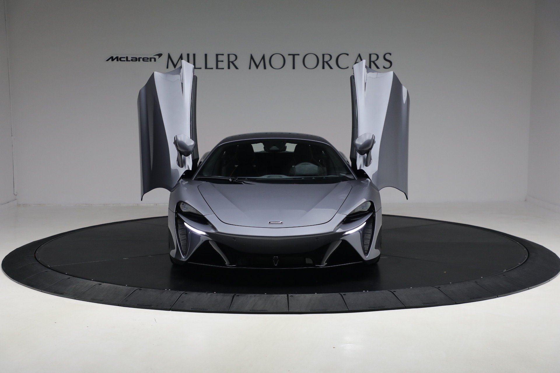Used 2024 McLaren Artura RWD image 13