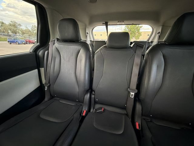 Used 2023 Kia Carnival EX FWD image 14