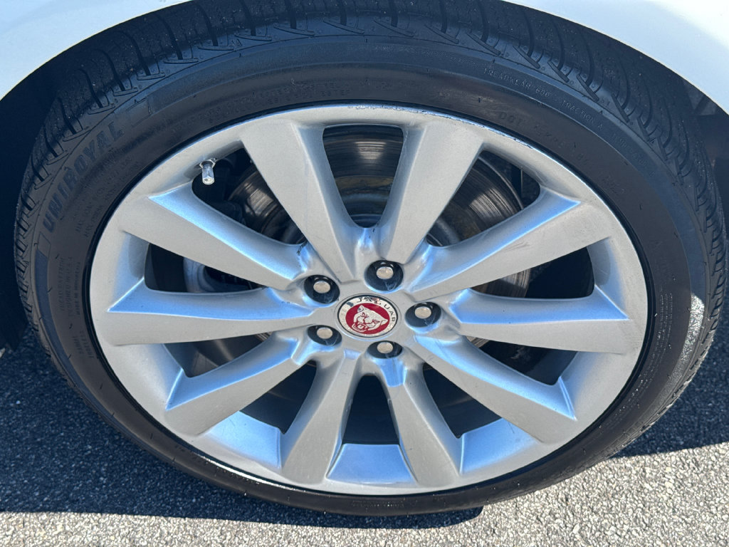 Used 2013 Jaguar XF RWD image 19