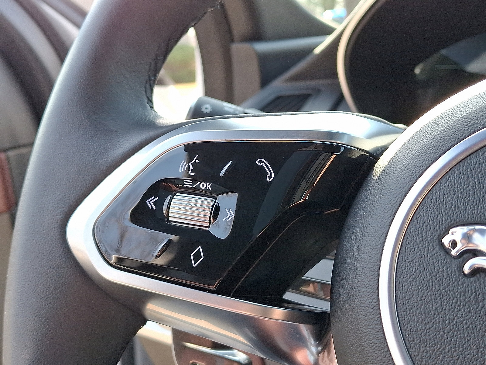 Certified 2024 Jaguar E-PACE R-Dynamic SE image 21