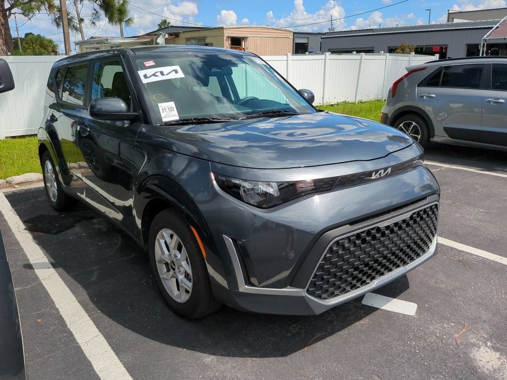 Certified 2025 Kia Soul LX w/ LX Technology Package FWD image 13