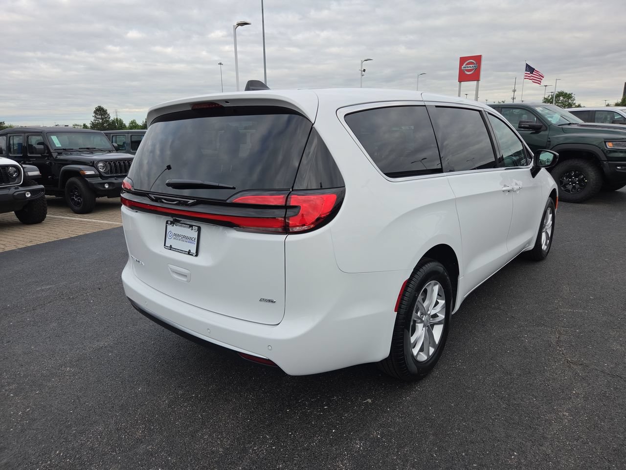 New 2027 Chrysler Pacifica Select w/ Family Tech Group AWD/4WD image 7