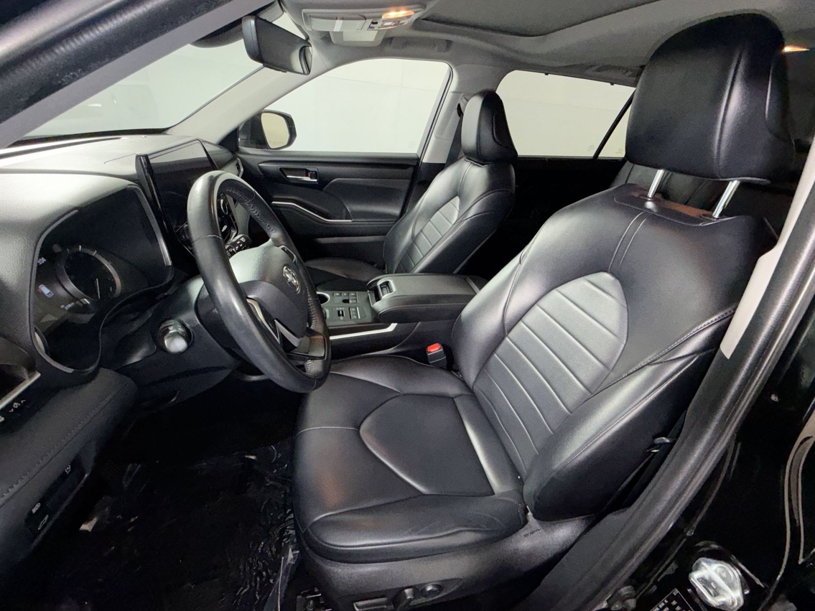 Used 2023 Toyota Highlander XLE AWD/4WD image 13