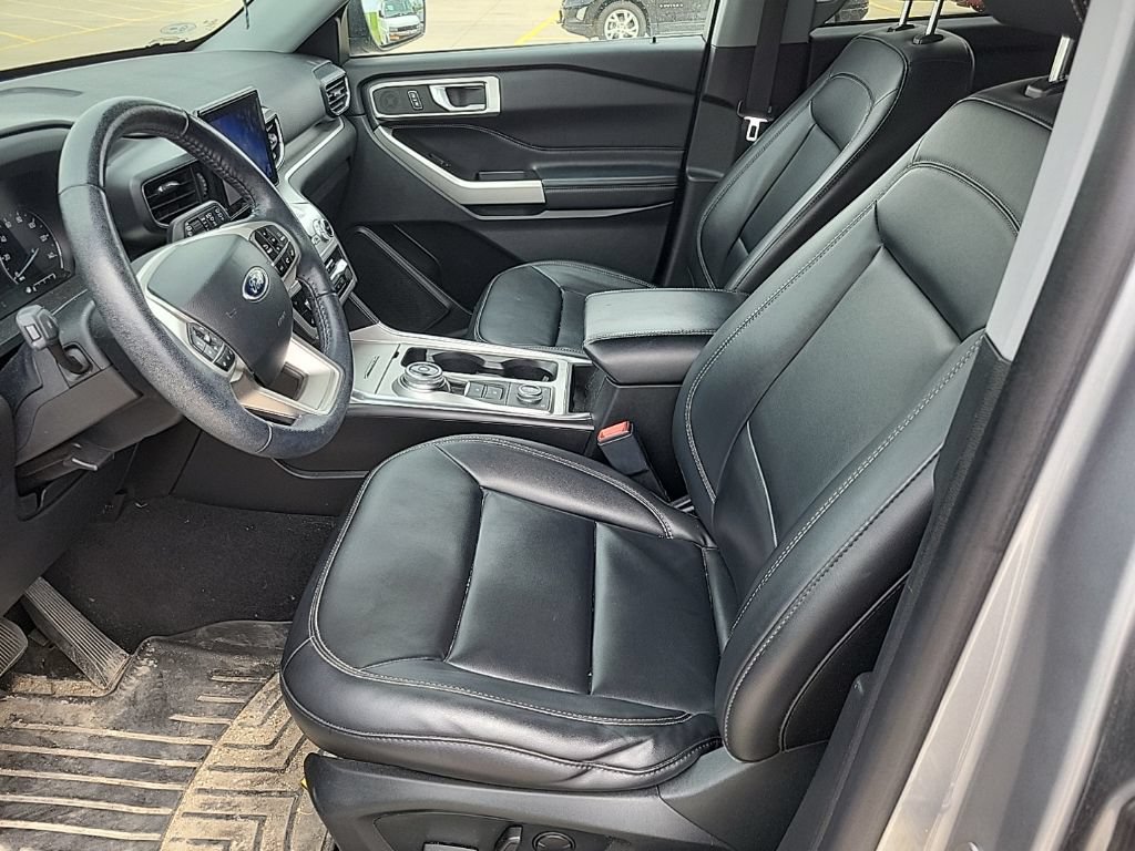 Used 2022 Ford Explorer XLT w/ Equipment Group 202A AWD/4WD image 8