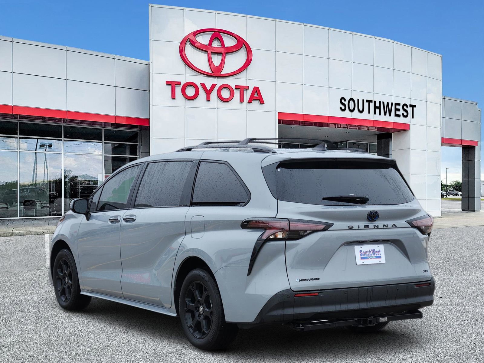 Used 2025 Toyota Sienna XLE Woodland Edition image 4