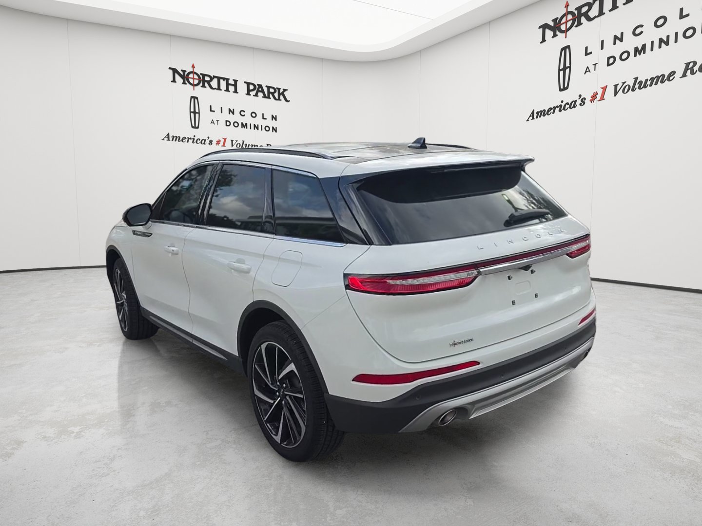 New 2026 Lincoln Corsair Reserve FWD image 3