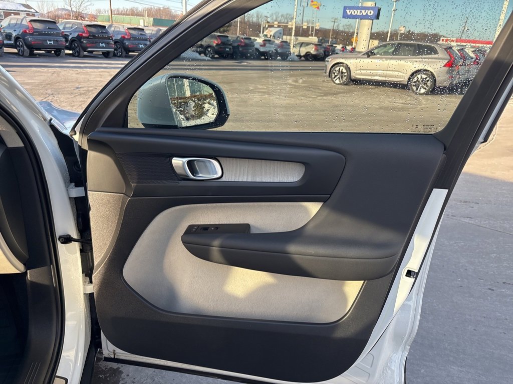 Certified 2023 Volvo XC40 B5 Plus w/ Protection Package Premier image 33