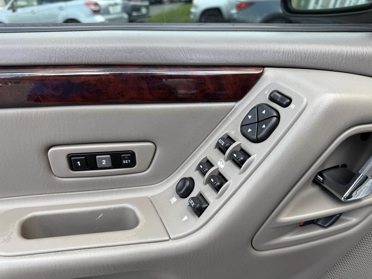 Used 2004 Jeep Grand Cherokee Limited w/ Cold Weather Group AWD/4WD image 24