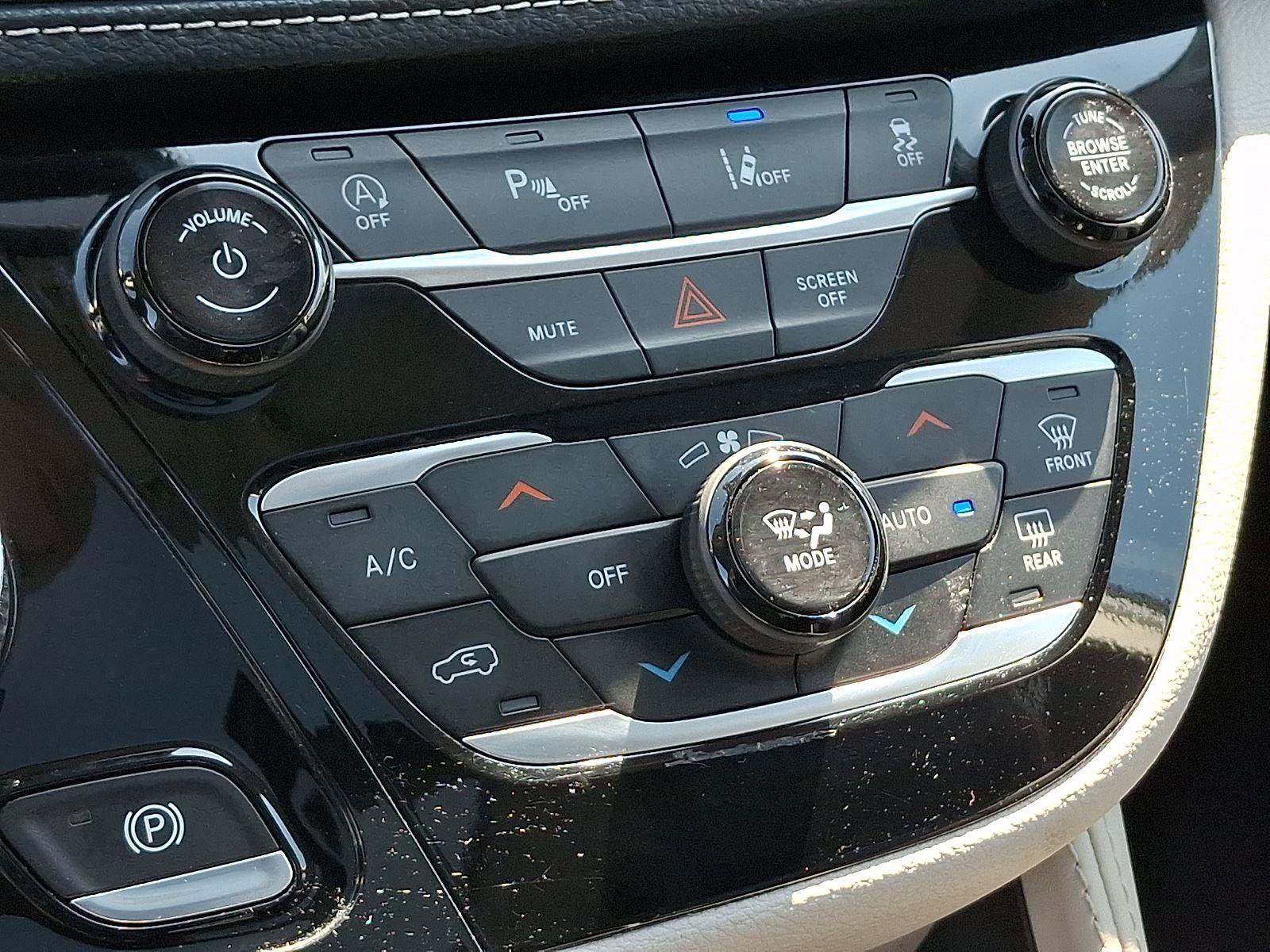 Certified 2024 Chrysler Pacifica Limited FWD image 19