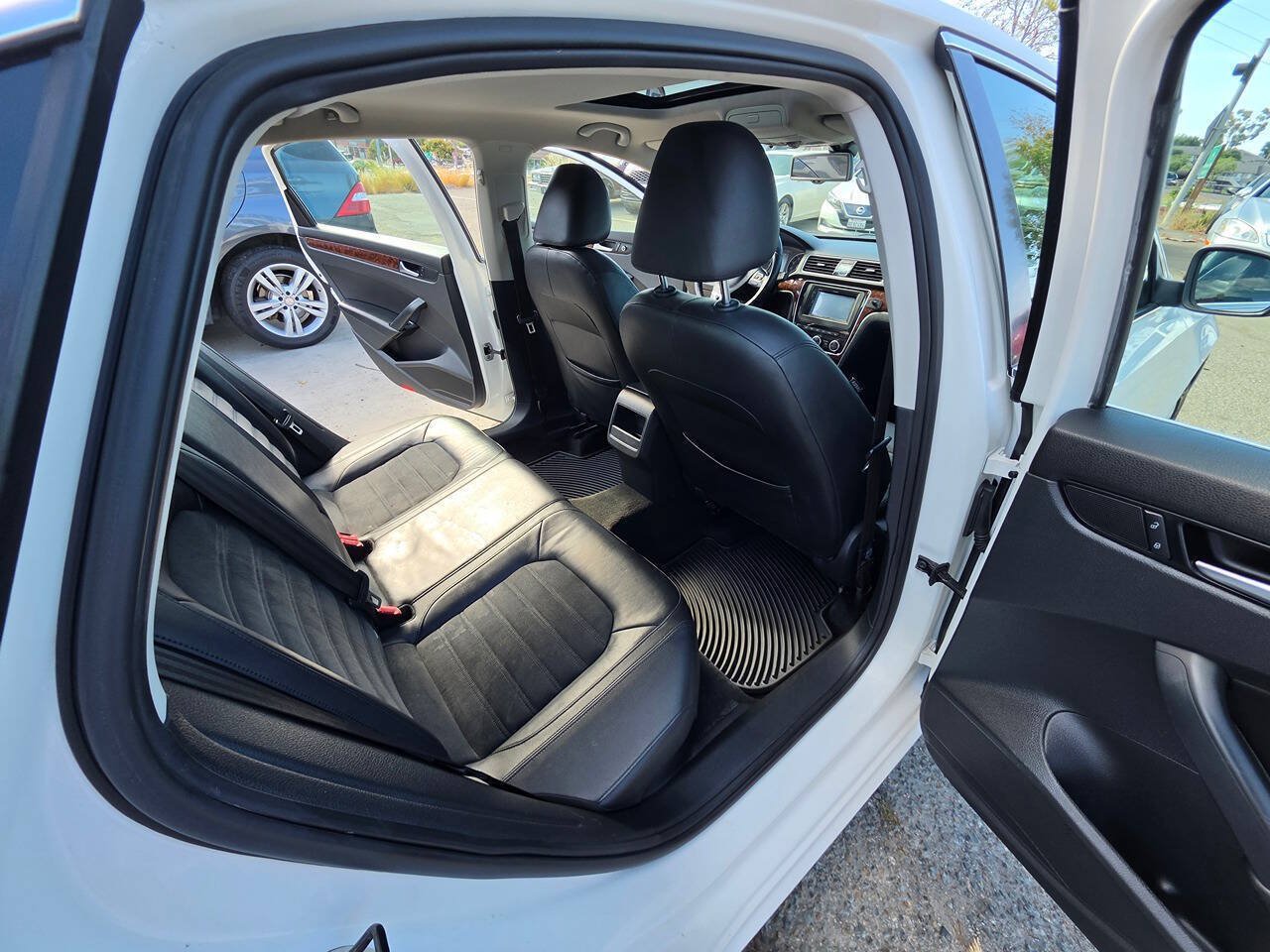 Used 2012 Volkswagen Passat 2.5 SEL Premium FWD image 29