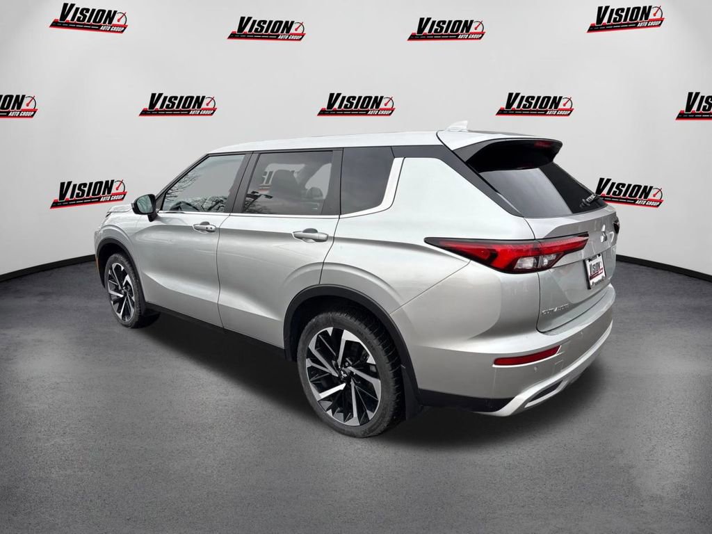 Used 2024 Mitsubishi Outlander SE image 7