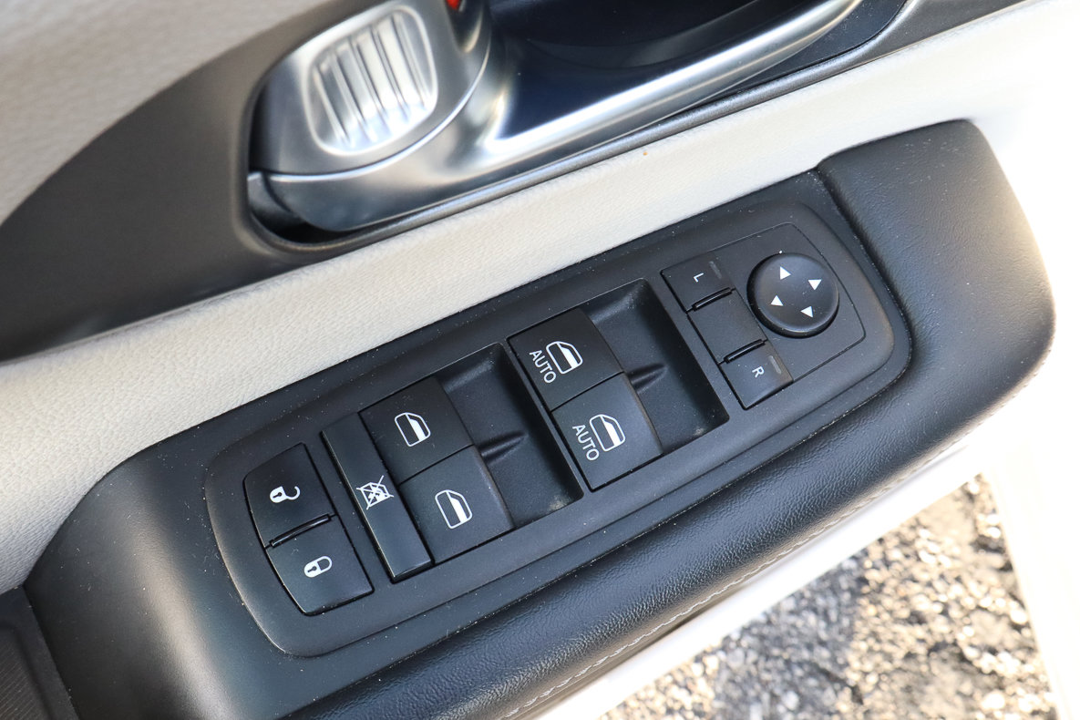 Used 2023 Chrysler Pacifica Touring-L image 14